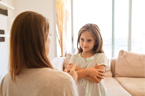 Eine Mutter erklärt ihrer Tochter etwas.