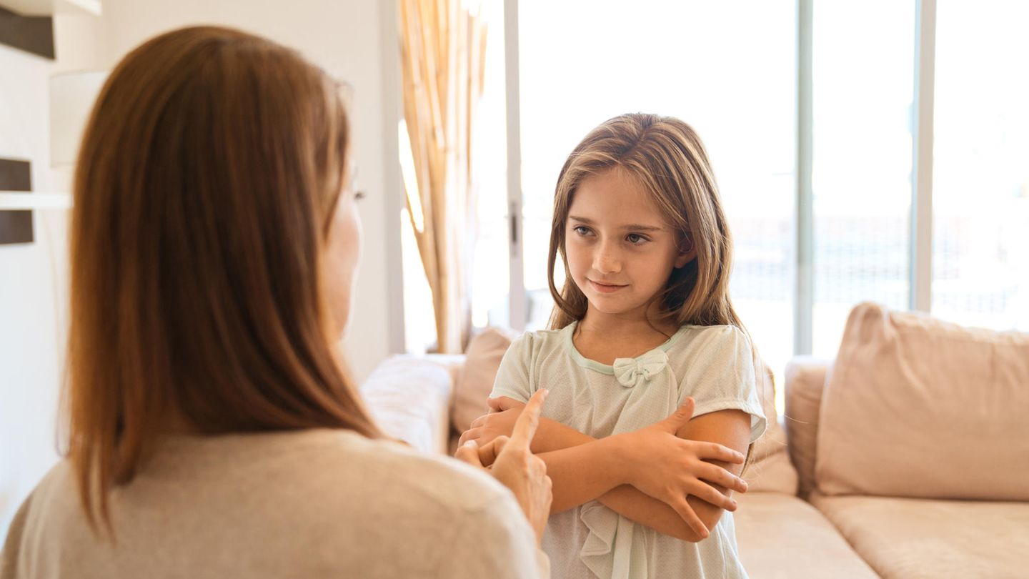 Eine Mutter erklärt ihrer Tochter etwas.