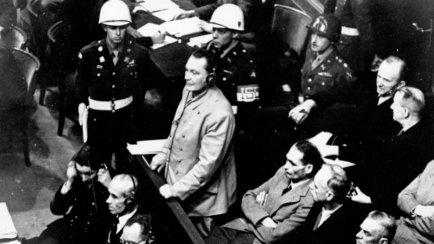 Hermann Göring bei seiner Anhörung während der Nürnberger Prozesse am 21.11.1945