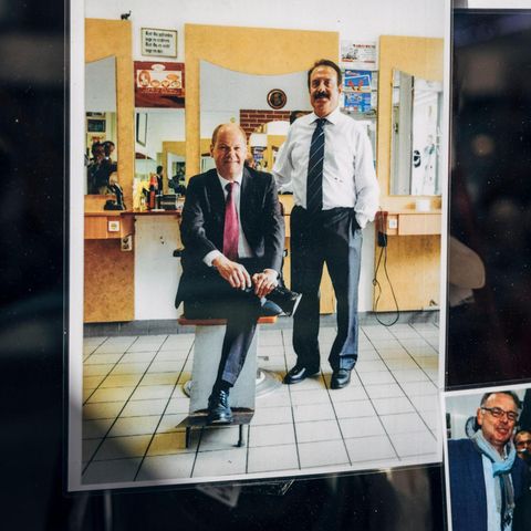 Von keinem anderen Prominenten hängen in Algans Salon so viele Fotos (hier eines von 2011) wie von "dem Olaf"