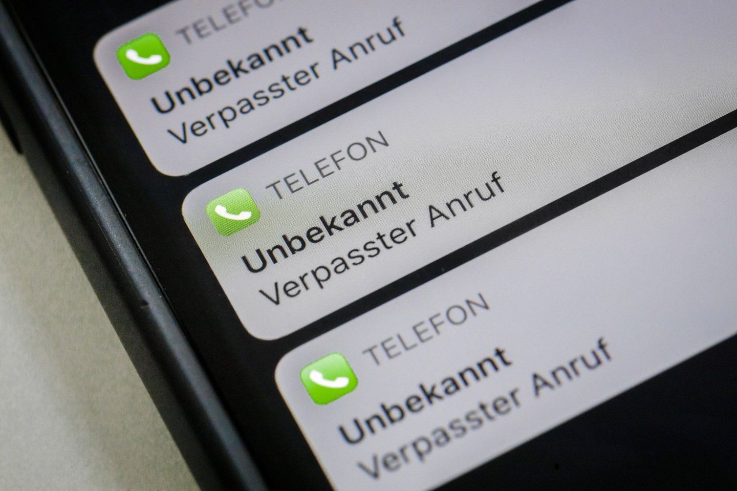 La pantalla del teléfono móvil muestra las llamadas perdidas de un número desconocido.