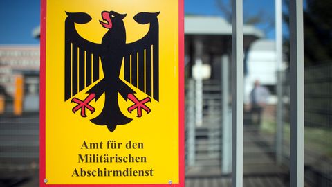 Ein Schild für das Amt für den Militärischen Abschirmdienst (MAD) hängt am Zaun der Konrad-Adenauer-Kaserne in Köln