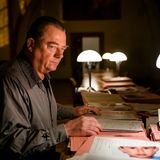 In langen Nächten studiert der Verteidiger die Akten und stößt auf Ungereimtheiten und Widersprüche.