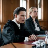 Der ebenso ehrgeizige wie unerfahrene Staatsanwalt Cordelis (Sebastian Urzendowsky) wittert die große Chance, um seine Karriere voranzutreiben und erhebt Anklage in 26 Fällen. Bei den Ermittlungen setzt er nicht auf die Polizei, sondern legt die Beweisaufnahme komplett in die Hände von Ina Reuth vom Kinderschutzverein "Räuberkinder".