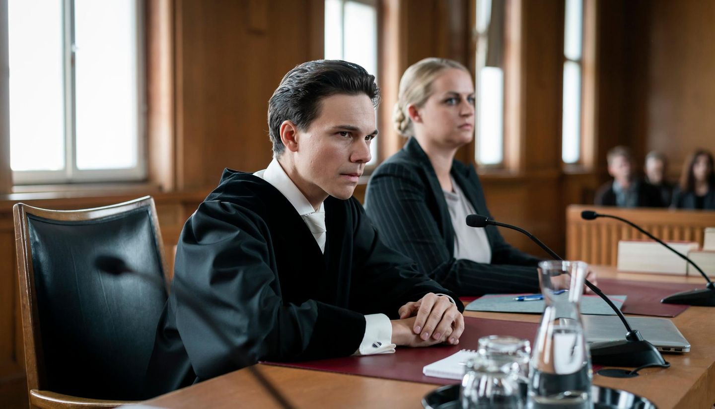 Der ebenso ehrgeizige wie unerfahrene Staatsanwalt Cordelis (Sebastian Urzendowsky) wittert die große Chance, um seine Karriere voranzutreiben und erhebt Anklage in 26 Fällen. Bei den Ermittlungen setzt er nicht auf die Polizei, sondern legt die Beweisaufnahme komplett in die Hände von Ina Reuth vom Kinderschutzverein "Räuberkinder".