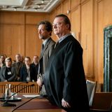 Erst die beiden letzten Folgen drehen sich um den eigentlichen Prozess. Hier kommt alles zum Tragen, was Schlesinger in den vorherigen Folgen herausgefunden hat.