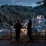 Schlesinger zieht für die Dauer des Prozesses ins beschauliche Ottern. Azra (Narges Rashidi) unterstützt ihn bei seiner Arbeit und beschafft ihm Informationen - nicht immer auf legalem Weg.