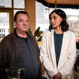 Azra (Narges Rashidi) arbeitet als Schlägerin und Geldeintreiberin für die chinesische Mafia. Sie kümmert sich um Schlesinger, hilft ihm auf die Beine. Allerdings nicht ganz uneigennützig: Sie bittet den Juristen, einen wegen Kindesmissbrauchs angeklagten Mann zu verteidigen.