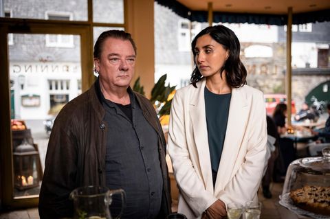 Azra (Narges Rashidi) arbeitet als Schlägerin und Geldeintreiberin für die chinesische Mafia. Sie kümmert sich um Schlesinger, hilft ihm auf die Beine. Allerdings nicht ganz uneigennützig: Sie bittet den Juristen, einen wegen Kindesmissbrauchs angeklagten Mann zu verteidigen.