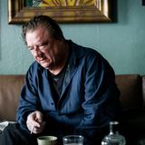 Das Justizdrama "Ferdinand von Schirach - Glauben" erzählt eine packende Geschichte um einen großen Prozess gegen mutmaßliche Kinderschänder. Im Mittelpunkt steht der Anwalt Dr. Schlesinger (Peter Kurth), der als eine gebrochene Gestalt eingeführt wird: Seit dem Tod seiner Frau vor fünf Jahren ist er aus dem Tritt gekommen. Er trinkt, spielt - und hat Schulden bei der Wettmafia. Aber er ist noch immer ein begnadeter Strafverteidiger.