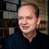 Das Drehbuch stammt von dem Juristen und Schriftsteller Ferdinand von Schirach. "Glauben" basiert auf einer wahren Geschichte: den Wormser Missbrauchsprozessen aus den 90er Jahren, einem der größten Justizskandale der Bundesrepublik. Damals wurden alle 25 Angeklagten nach 300 Verhandlungstagen freigesprochen. Von Schirach verarbeitet diesen Fall zu einer fiktionalen Geschichte und transportiert sie in die Gegenwart. Dadurch bekommt "Glauben" noch mehr Schlagkraft: Denn der gesamte Prozess ist nun befeuert von den sozialen Medien, in denen die Beschuldigten von vornherein als Täter feststehen und das Gericht unter dem Druck steht, Verurteilungen herbeizuführen.   "Ferdinand von Schirach - Glauben" gibt's ab dem 4. November auf RTLplus.