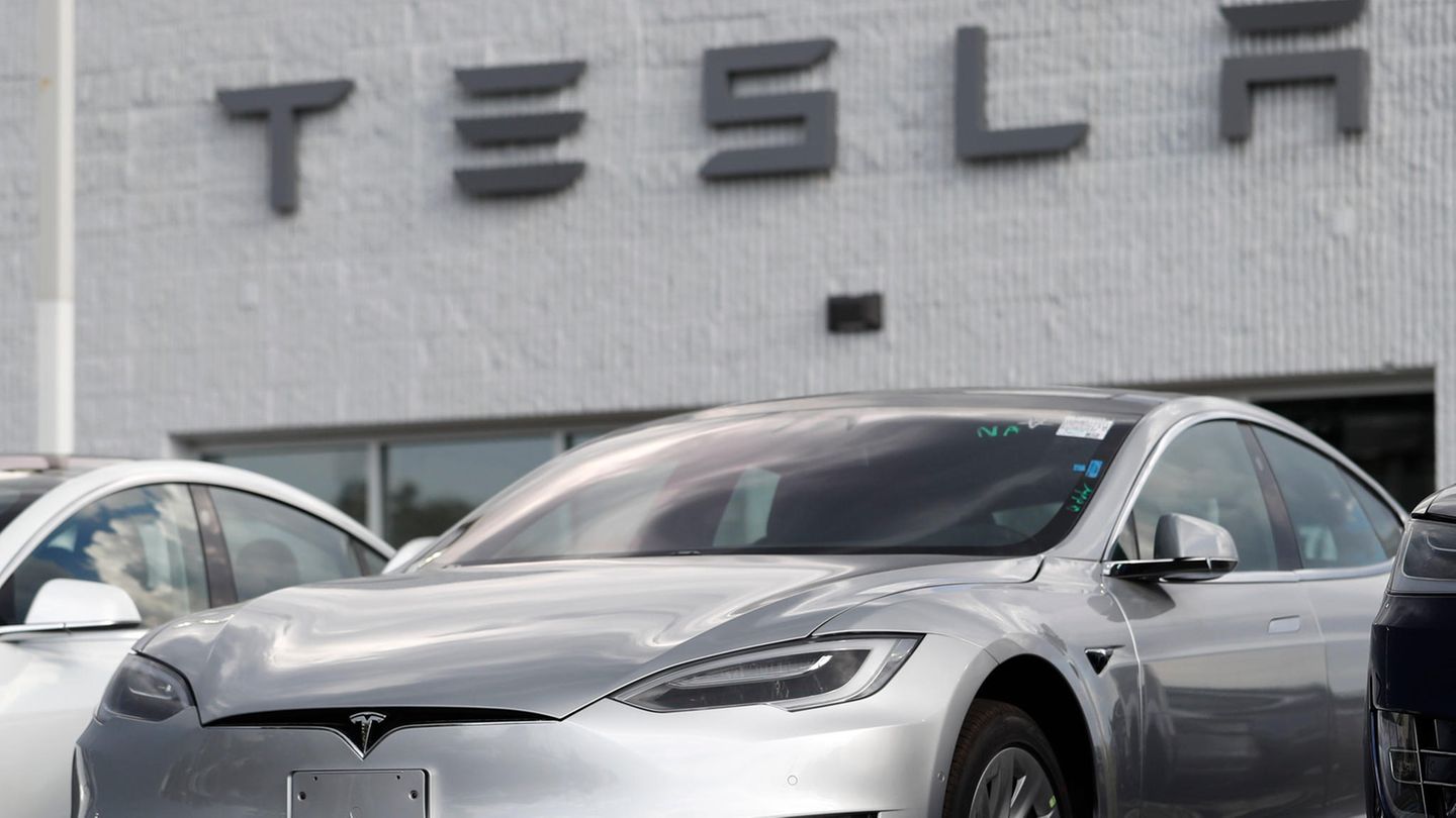 Semiconductor shortages plunges the automotive industry into crisis – but Tesla triumphs