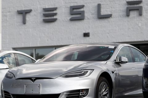 Weltweit fehlt es an Halbleitern, nur Tesla hat das Problem in den Griff bekommen.
