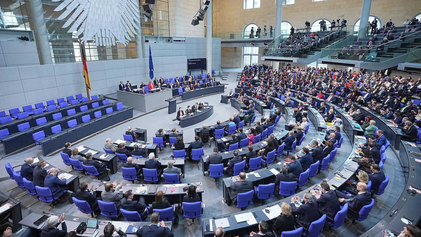 Volles Haus Die konstituierende Sitzung des 20. Bundestags