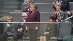 Bundespräsident Steinmeier und Kanzlerin Merkel verfolgen die konstituierende Sitzung des Bundestags von der Ehrentribübne aus