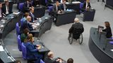 Alterspräsident Wolfgang Schäuble verlässt das Bundestagspräsidenten-Podium