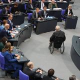 Alterspräsident Wolfgang Schäuble verlässt das Bundestagspräsidenten-Podium