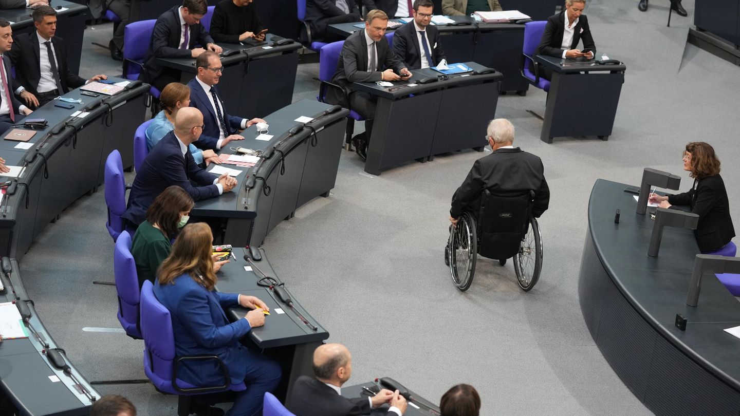 Alterspräsident Wolfgang Schäuble verlässt das Bundestagspräsidenten-Podium