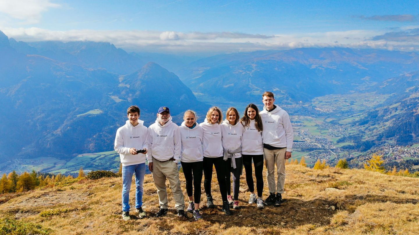 Die für Weitblick im Ehrenamt sorgen wollen: Das Team von Letsact, eingerahmt von den Gründern Ludwig Peters (links) und Paul Bäumler (rechts).