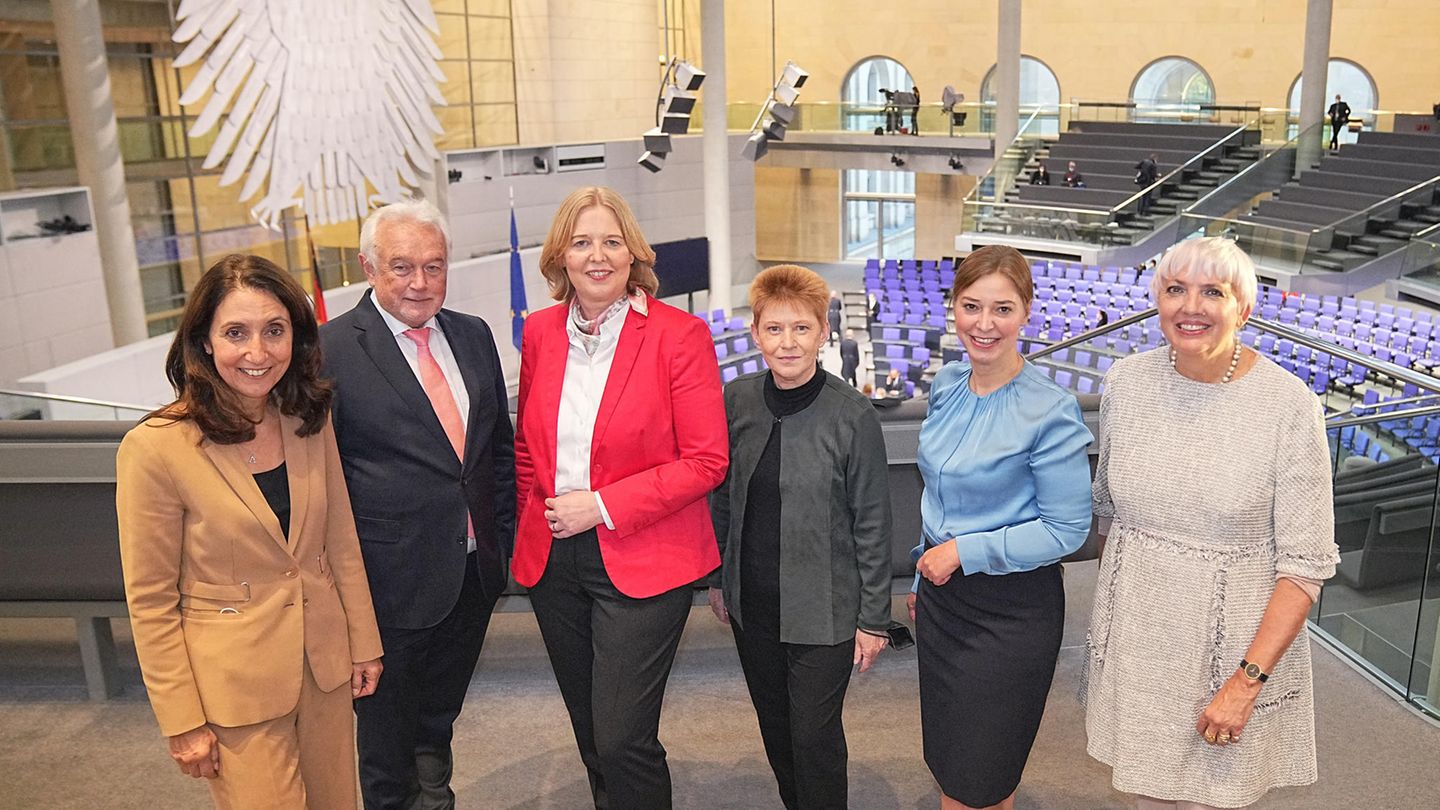 Das neue Bundestagspräsidium um Bundestagspräsidentin Bärbel Bas (SPD)