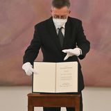 Die Entlassungsurkunde für Bundeskanzlerin Merkel