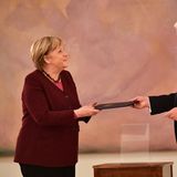 Bundespräsident Steinmeier überreicht Bundeskanzlerin Merkel ihre Entlassungsurkunde