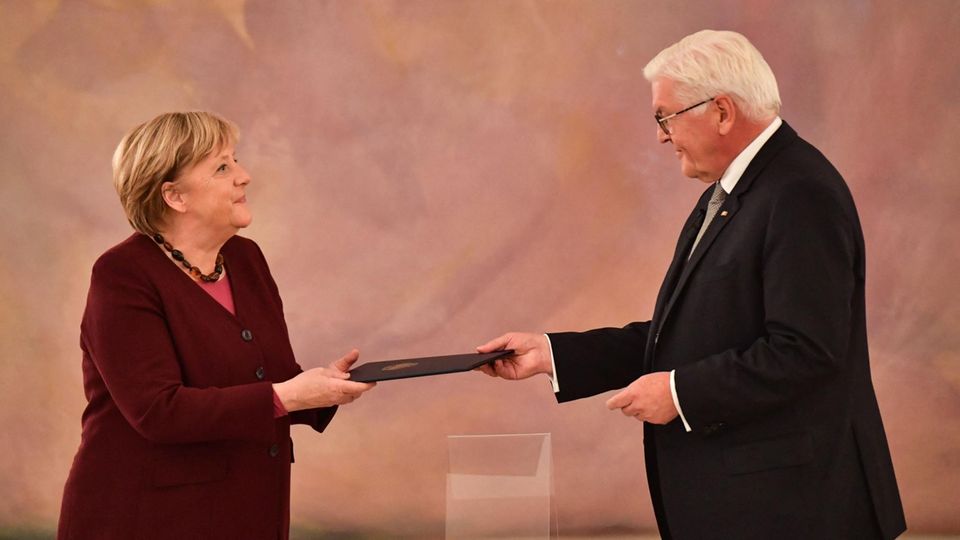 Bundespräsident Steinmeier überreicht Bundeskanzlerin Merkel ihre Entlassungsurkunde