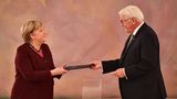 Bundespräsident Steinmeier überreicht Bundeskanzlerin Merkel ihre Entlassungsurkunde