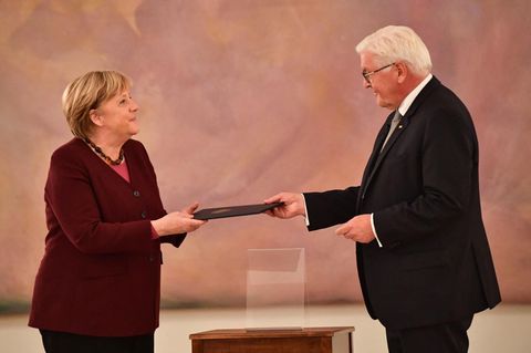 Bundespräsident Steinmeier überreicht Bundeskanzlerin Merkel ihre Entlassungsurkunde