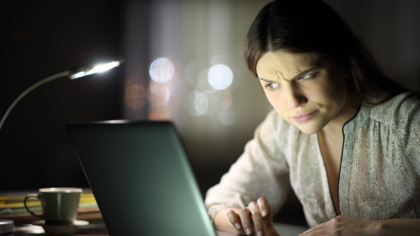 Zehn Tipps von Letsact: Schnell antworten und zwar auf dem richtigen Medium Noch 148.713 Mails checken, nicht alle von uns sind da up to date. Ein voller E-Mail-Ordner führt oft dazu, dass so manche Mail überlesen wird. Bei jungen Leute sind E-Mails überhaupt so eine Sache, WhatsApp, Telegram oder ähnlichen Messenger haben die E-Mail-App bei der Generation-Z längst in Rente geschickt. Deswegen ist es wichtig, dass Sie als Organisation andere Kommunikationskanäle verwenden. In der schnelllebigen Zeit heute, wird zudem vermehrt darauf gezählt, dass eine Nachricht am besten in der Sekunde noch beantwortet wird, das ist nur via Chat zu schaffen. Eines noch: Schreiben Sie die Nachrichten auch wie Chat-Mitteilungen und nicht wie förmliche E-Mails. Schnell antworten und zwar auf dem richtigen Medium Noch 148.713 Mails checken, nicht alle von uns sind da up to date. Ein voller E-Mail-Ordner führt oft dazu, dass so manche Mail überlesen wird. Bei jungen Leute sind E-Mails überhaupt so eine Sache, WhatsApp, Telegram oder ähnlichen Messenger haben die E-Mail-App bei der Generation-Z längst in Rente geschickt. Deswegen ist es wichtig, dass Sie als Organisation andere Kommunikationskanäle verwenden. In der schnelllebigen Zeit heute, wird zudem vermehrt darauf gezählt, dass eine Nachricht am besten in der Sekunde noch beantwortet wird, das ist nur via Chat zu schaffen. Eines noch: Schreiben Sie die Nachrichten auch wie Chat-Mitteilungen und nicht wie förmliche E-Mails.
