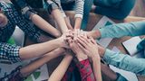 Wer diese neun Tipps befolgt, wird doppelt belohnt  Vereine, die einige dieser Tipps beherzigen, oder sogar alle, werden bei der Freiwilligengewinnung erfolgreich sein — und zwar doppelt! Denn moderne soziale Plattformen belohnen Inhalte, die bei den Nutzern besonders gut ankommen. Bei Facebook, Instagram und Tiktok funktioniert es überall gleich: Posts die geliked, kommentiert und geteilt werden, werden mehr Nutzern angezeigt als solche die direkt überscrollt werden. Und Engagementangebote die interessant sind, werden eben öfter geteilt und damit erhalten sie wieder mehr Reichweite, die wieder mehr Leute das Projekt teilen lässt. Gute Aktionen mit starken Bildern in klaren Worten bieten, dabei nett sein und am Ende ein dickes Danke verteilen. Mehr braucht es oft nicht für einen gehörigen Boost. 
