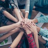 Wer diese neun Tipps befolgt, wird doppelt belohnt  Vereine, die einige dieser Tipps beherzigen, oder sogar alle, werden bei der Freiwilligengewinnung erfolgreich sein — und zwar doppelt! Denn moderne soziale Plattformen belohnen Inhalte, die bei den Nutzern besonders gut ankommen. Bei Facebook, Instagram und Tiktok funktioniert es überall gleich: Posts die geliked, kommentiert und geteilt werden, werden mehr Nutzern angezeigt als solche die direkt überscrollt werden. Und Engagementangebote die interessant sind, werden eben öfter geteilt und damit erhalten sie wieder mehr Reichweite, die wieder mehr Leute das Projekt teilen lässt. Gute Aktionen mit starken Bildern in klaren Worten bieten, dabei nett sein und am Ende ein dickes Danke verteilen. Mehr braucht es oft nicht für einen gehörigen Boost. 