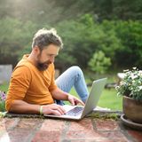 Engagement von Zuhause aus anbieten und von Freiwilligen aus ganz Deutschland profitieren  Natürlich findet Ihr Engagement vor Ort statt aber vielleicht haben Sie ein paar Aufgaben, die man auch von Zuhause aus erledigen kann. Grafiker, die Flyer erstellen, Webdesigner für den Umbau der Vereinswebseite oder Verfassen von Texten. Der Trend der Remote-Projekte hat sich seit Corona stark verbreitet und er bleibt offenbar auch weiterhin bestehen. Ehrenamts-Homeoffice bietet Organisationen im ländlichen Bereich den großen Vorteil, Ihre Projekte nicht nur im Landkreis, sondern in ganz Deutschland bekannt zu machen und auf einen Pool aus potentiellen Freiwilligen aus ganz Deutschland zuzugreifen!