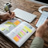 Immer schön flexibel bleiben  Die Bindungsängste unter den Jüngeren gehen noch weiter. Auch wenn es in der Planung schwerfällt: Sofern es mit dem Engagement möglich ist, geben Sie den Freiwilligen die Chance, sich ihre "Arbeitszeiten" selbst einzuteilen. Vielen jungen Leute ist Freiheit und Spontanität ein großes Anliegen und so ist es unwahrscheinlich, dass sie sich bei einem Projekt anmelden, dass sie "festhält". Die Erfahrung des Letsact-Teams aber zeigt: Am Ende finden sich die die freiwilligen Helfer ohnehin stets zur gleichen Zeit ein. Sie haben eben nur dann das Gefühl, es sich selbst eingeteilt zu haben. Reine Psychologie.