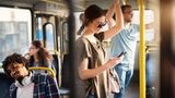 Das richtige Medium nutzen  Wichtig ist es die Freiwilligen dort abzuholen, wo sie gerade sind und wo befinden sich die meisten Leute heutzutage? Natürlich am Smartphone. In der schnelllebigen Zeit mit Apps mit denen man sich im Bus eine Wohnung buchen kann oder in der Straßenbahn mit Tinder die  große Liebe "matcht" ist es wichtig,  den Leuten genau solche Möglichkeit auch bei der Suche nach freiwilligen Engagement zu bieten. Am besten eignet sich dafür eine mobil-optimierte Website, oder eine App, die Freiwillige automatisch über neue Projekte in der Umgebung informiert.