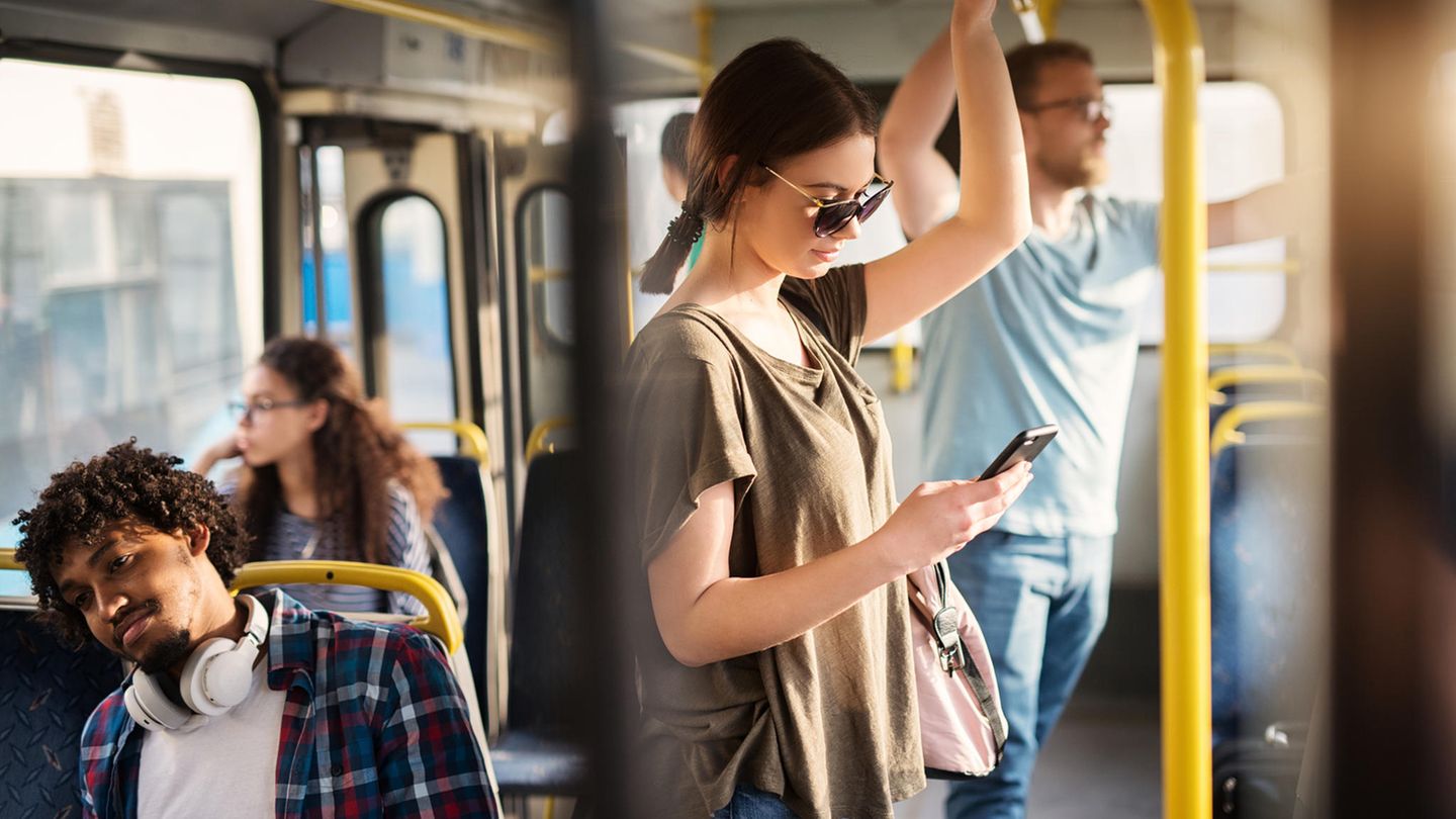Zehn Tipps von Letsact: Das richtige Medium nutzen Wichtig ist es die Freiwilligen dort abzuholen, wo sie gerade sind und wo befinden sich die meisten Leute heutzutage? Natürlich am Smartphone. In der schnelllebigen Zeit mit Apps mit denen man sich im Bus eine Wohnung buchen kann oder in der Straßenbahn mit Tinder die große Liebe "matcht" ist es wichtig, den Leuten genau solche Möglichkeit auch bei der Suche nach freiwilligen Engagement zu bieten. Am besten eignet sich dafür eine mobil-optimierte Website, oder eine App, die Freiwillige automatisch über neue Projekte in der Umgebung informiert. Das richtige Medium nutzen Wichtig ist es die Freiwilligen dort abzuholen, wo sie gerade sind und wo befinden sich die meisten Leute heutzutage? Natürlich am Smartphone. In der schnelllebigen Zeit mit Apps mit denen man sich im Bus eine Wohnung buchen kann oder in der Straßenbahn mit Tinder die große Liebe "matcht" ist es wichtig, den Leuten genau solche Möglichkeit auch bei der Suche nach freiwilligen Engagement zu bieten. Am besten eignet sich dafür eine mobil-optimierte Website, oder eine App, die Freiwillige automatisch über neue Projekte in der Umgebung informiert.