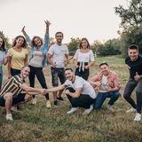 Gruppenprojekte statt Einzel-Engagement  Niemand ist gern allein. Deswegen sind Gruppenprojekte oft erfolgreicher als Angebote für die nur eine Person gesucht wird. Gerade das Ehrenamt lebt von zwischenmenschlichen Beziehungen, also Leuten, denen man hilft, aber auch jenen Menschen mit denen man hilft.