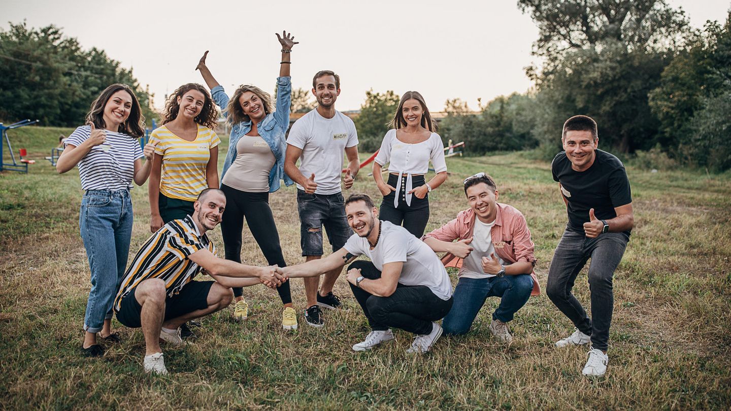 Zehn Tipps von Letsact: Gruppenprojekte statt Einzel-Engagement Niemand ist gern allein. Deswegen sind Gruppenprojekte oft erfolgreicher als Angebote für die nur eine Person gesucht wird. Gerade das Ehrenamt lebt von zwischenmenschlichen Beziehungen, also Leuten, denen man hilft, aber auch jenen Menschen mit denen man hilft. Gruppenprojekte statt Einzel-Engagement Niemand ist gern allein. Deswegen sind Gruppenprojekte oft erfolgreicher als Angebote für die nur eine Person gesucht wird. Gerade das Ehrenamt lebt von zwischenmenschlichen Beziehungen, also Leuten, denen man hilft, aber auch jenen Menschen mit denen man hilft.