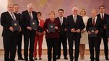 Bundeskanzlerin Merkel und die Ministerinnen und Minister der großen Koalition mit ihren Entlassungsurkunden