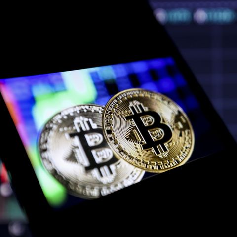 Eine Bitcoin-Illustration auf dem Bildschirm eines Smartphones