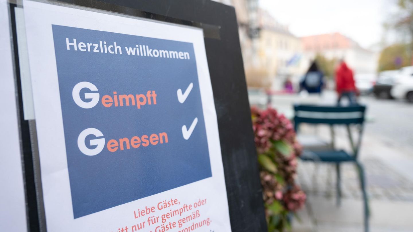 Eine Tafel vor einem Restaurant an der Hauptstraße in Dresden informiert die Gäste über die 2G-Regel