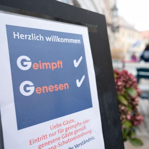 Eine Tafel vor einem Restaurant an der Hauptstraße in Dresden informiert die Gäste über die 2G-Regel
