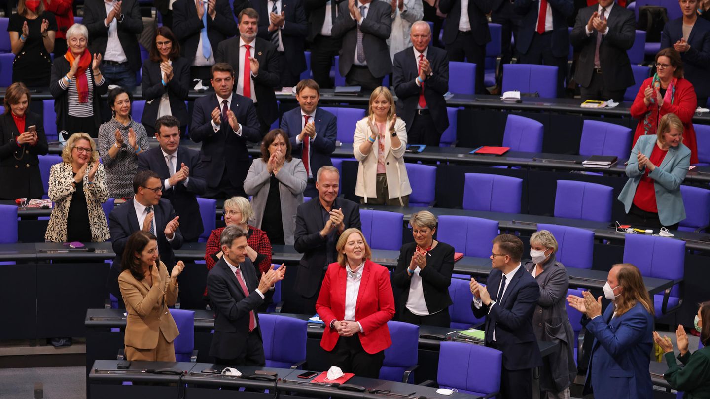 Bärbel Bas freut sich nach ihrer Wahl zur Bundestagspräsidenten über den Applaus der Abgeordneten