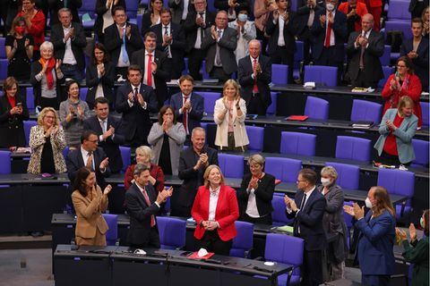 Bärbel Bas freut sich nach ihrer Wahl zur Bundestagspräsidenten über den Applaus der Abgeordneten