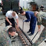Ehrenamt im Dienst der Geschichte: Panzer  Das Panzermuseum in Munster ist die größte Ausstellungen rund um die Panzertechnik in Deutschland und eine gemeinsame Einrichtung der Stadt Munster und des dortigen Ausbildungszentrums de Bundeswehr. Die Sammlung zeigt die Panzertechnik von 1918 bis 2003 in ihrem historischen Kontext. Viele der Kolosse sind fahrbereit und rasseln zum traditionellen "Stahl auf der Heide" an die frische Luft.  Die "Hobbykommandanten"  sorgen dafür, dass das so bleibt. "Die ehrenamtlichen Hobbykommandanten sind eine unersetzliche Stütze des Museums. Ohne sie wäre die Instandhaltung und Pflege unserer vielen Exponate nicht möglich", sagt Julia Engau, stellvertretende Direktorin des Museums. Pflege meint nicht Staubwischen, sondern handwerkliche Instandhaltung wie hier auf dem Bild der Kettenwechsel an einem Panzer. "Arbeitstag" ist immer der erste Donnerstag im Monat. Das Museum hat einen sehr erfolgreichen YouTube-Kanal: Geschichte(n) aus Stahl. 