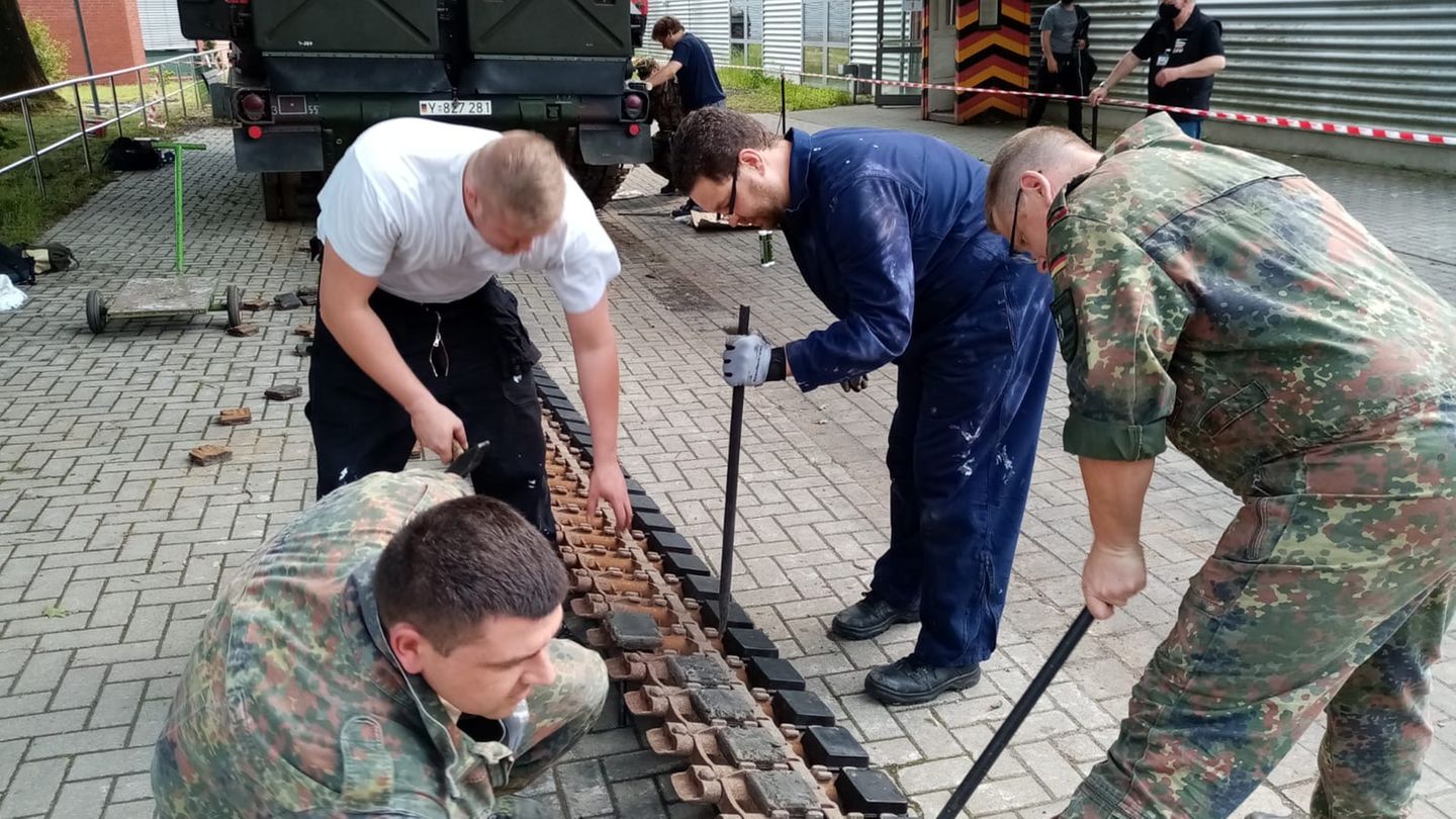 Autos, Flugzeuge, Schiffe, Panzer: Ehrenamt im Dienst der Geschichte: Panzer Das Panzermuseum in Munster ist die größte Ausstellungen rund um die Panzertechnik in Deutschland und eine gemeinsame Einrichtung der Stadt Munster und des dortigen Ausbildungszentrums de Bundeswehr. Die Sammlung zeigt die Panzertechnik von 1918 bis 2003 in ihrem historischen Kontext. Viele der Kolosse sind fahrbereit und rasseln zum traditionellen "Stahl auf der Heide" an die frische Luft. Die "Hobbykommandanten" sorgen dafür, dass das so bleibt. "Die ehrenamtlichen Hobbykommandanten sind eine unersetzliche Stütze des Museums. Ohne sie wäre die Instandhaltung und Pflege unserer vielen Exponate nicht möglich", sagt Julia Engau, stellvertretende Direktorin des Museums. Pflege meint nicht Staubwischen, sondern handwerkliche Instandhaltung wie hier auf dem Bild der Kettenwechsel an einem Panzer. "Arbeitstag" ist immer der erste Donnerstag im Monat. Das Museum hat einen sehr erfolgreichen YouTube-Kanal: Geschichte(n) aus Stahl. Ehrenamt im Dienst der Geschichte: Panzer Das Panzermuseum in Munster ist die größte Ausstellungen rund um die Panzertechnik in Deutschland und eine gemeinsame Einrichtung der Stadt Munster und des dortigen Ausbildungszentrums de Bundeswehr. Die Sammlung zeigt die Panzertechnik von 1918 bis 2003 in ihrem historischen Kontext. Viele der Kolosse sind fahrbereit und rasseln zum traditionellen "Stahl auf der Heide" an die frische Luft. Die "Hobbykommandanten" sorgen dafür, dass das so bleibt. "Die ehrenamtlichen Hobbykommandanten sind eine unersetzliche Stütze des Museums. Ohne sie wäre die Instandhaltung und Pflege unserer vielen Exponate nicht möglich", sagt Julia Engau, stellvertretende Direktorin des Museums. Pflege meint nicht Staubwischen, sondern handwerkliche Instandhaltung wie hier auf dem Bild der Kettenwechsel an einem Panzer. "Arbeitstag" ist immer der erste Donnerstag im Monat. Das Museum hat einen sehr erfolgreichen YouTube-Kanal: Geschichte(n) aus Stahl.