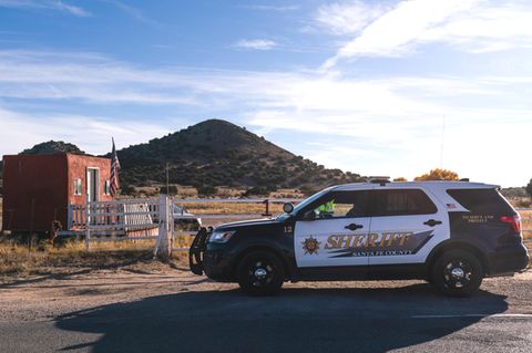 Ein Wagen des Sheriffs von Santa Fe County parkt auf der Straße am Eingang der Bonanza Creek Ranch in Sante Fe