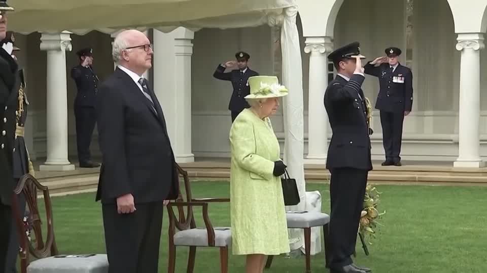 Video: Queen sagt weitere Reise ab Video: Queen sagt weitere Reise ab