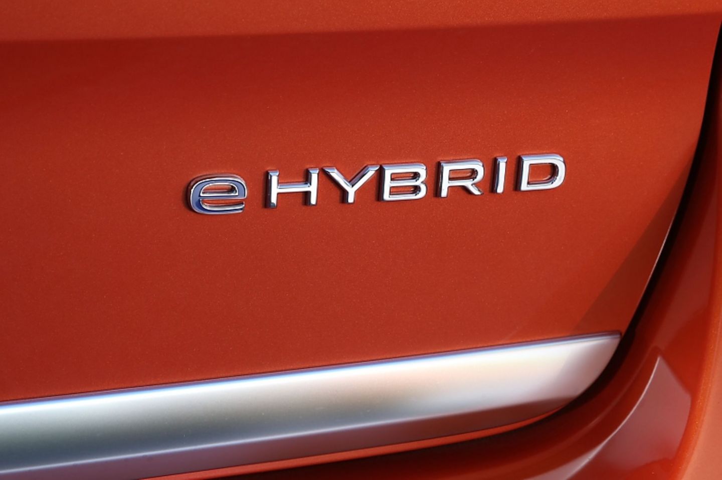 Der VW Multivan 1.4 l eHybrid kostet mindestens 57.173,55 Euro