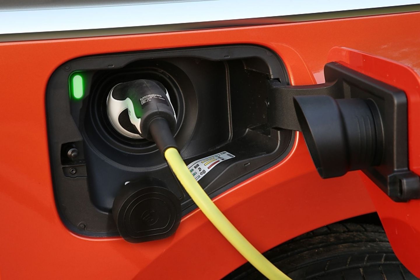 Die 13-kWh-Batterie ist an einer Wallbox mit 360 Volt und 3,6 kW erst nach 3 Stunden und 40 Minuten wieder gefüllt